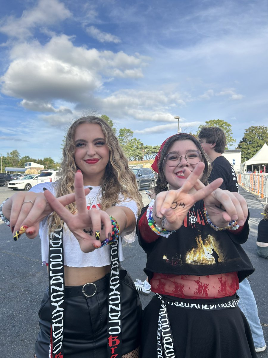 sammy050601's tweet photo. Hey clikkies! If anyone has videos of me and my friends on the screen from last night pls send them! I was told there was a horrific close up of us sobbing after garbage 🫡 #breachcharlotte #twentyonepilots #breachtour https://t.co/2UjJBVvNqu