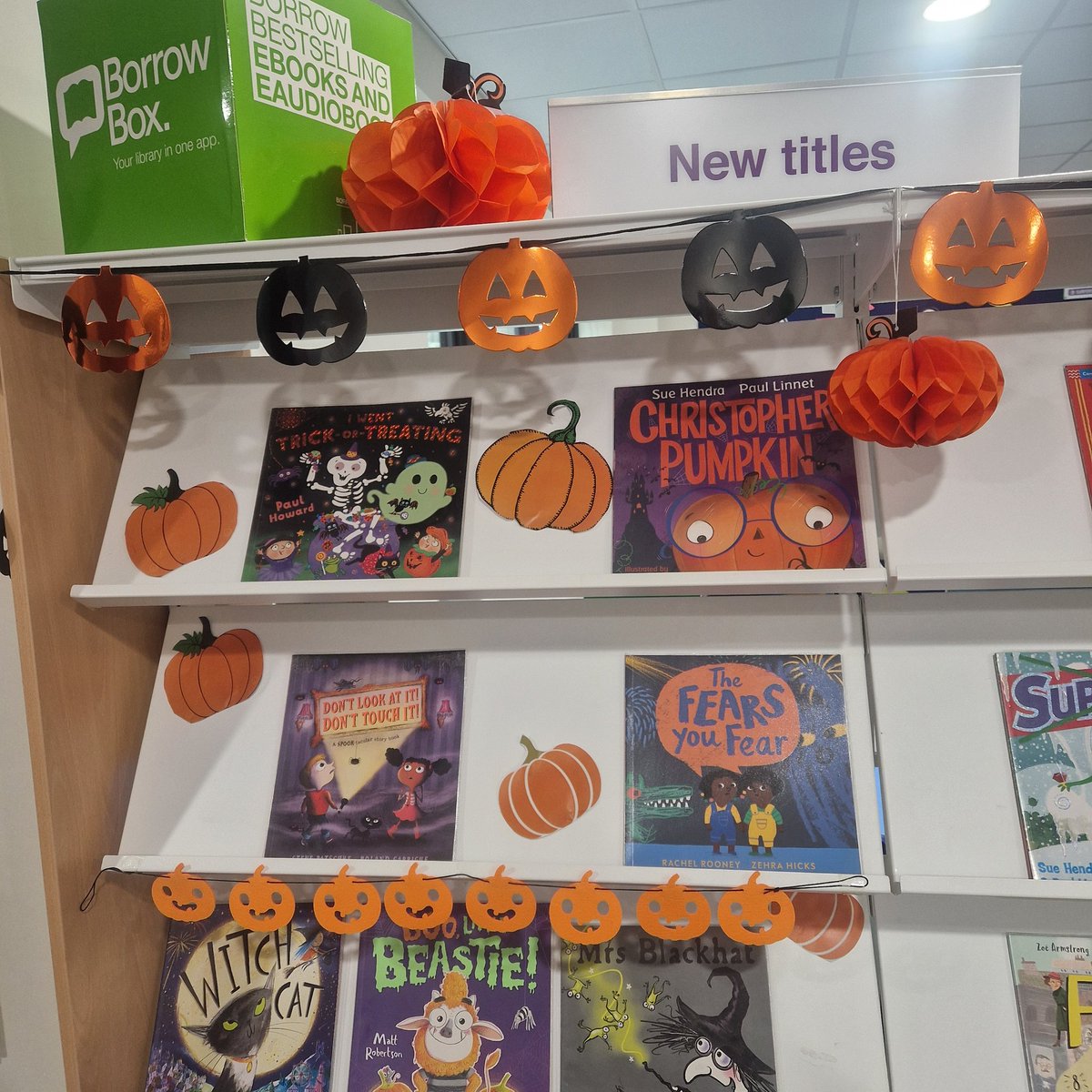 KnebCommLibrary's tweet image. Let's get ready for the spooky season - come visit Knebworth Library to see our spooky display & selection of spooky books.
#KnebworthLibrary #locallibrary #halloweenatthelibrary #spookyseason