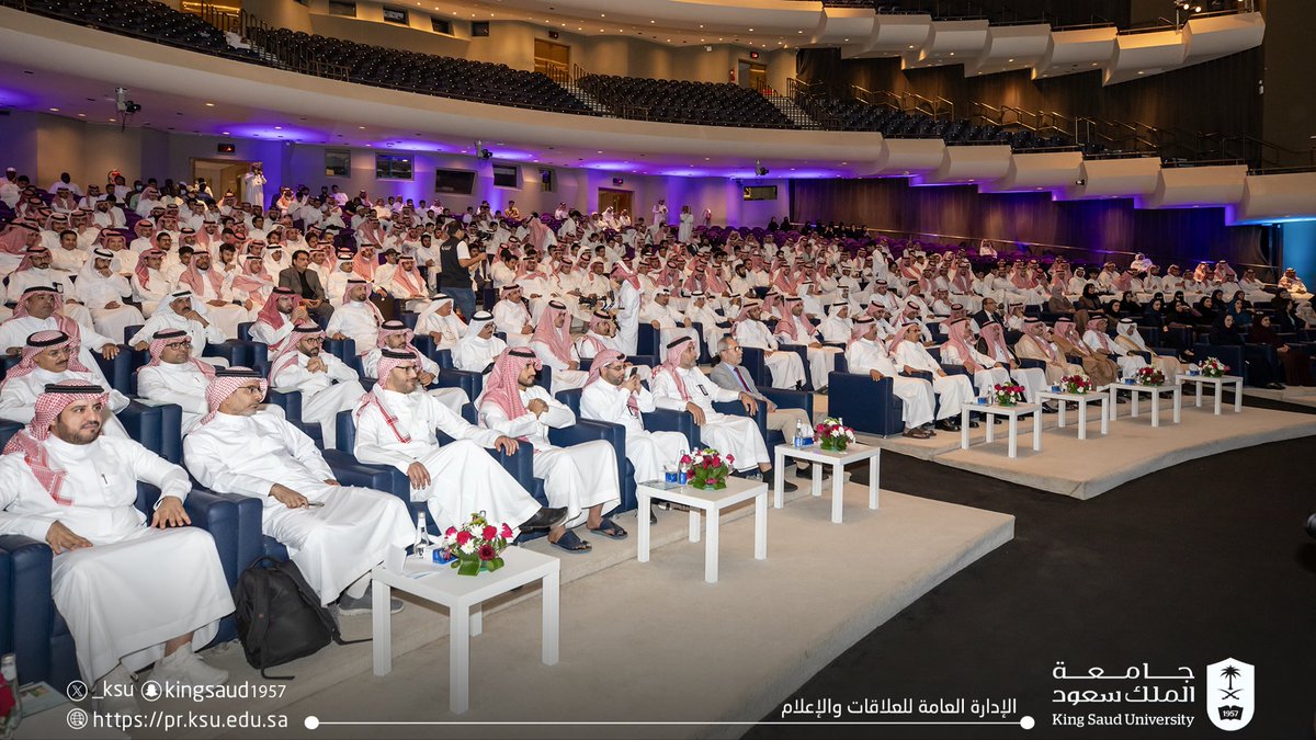 حظيت الجلسة الحوارية لصاحب السمو الملكي الأمير #تركي_الفيصل، المنظمة من  #جامعة_الملك_سعود ممثلةً في كرسي الدكتور إبراهيم المهنا و #قسم_الإعلام ، بحضورٍ واهتمامٍ لافتين من الطلبة ومنسوبي الجامعة والمهتمين بالشأن الإعلامي والسياسي والفكري.