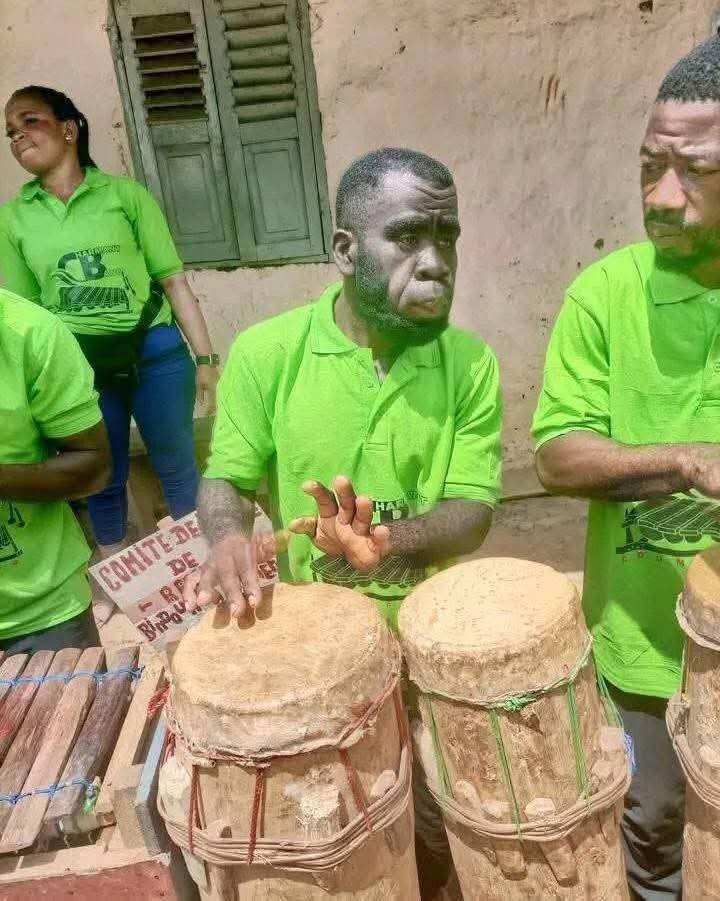 Ism2flow's tweet image. This cameroun drummer is trending because of his resemblance with............🙆🙆
Abbi na ape Fvck em mama?