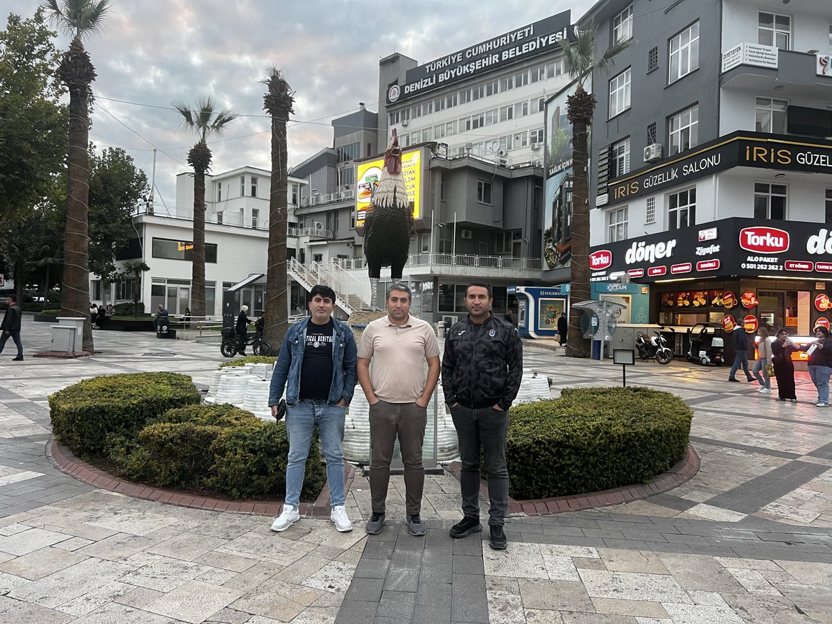 İş görüşmeleri ve ziyaretler kapsamındaki Muğla Fethiye gezimizin dönüşünde Pamukkale ve Horozu ile meşhur Denizli ilimize uğradık. Bir dönem Avrupa ve Süper Lig’de fırtınalar estiren bugün yerel amatöre kadar düşen Denizlispor’un izlerinin hakim olduğu kadim şehirden tüm