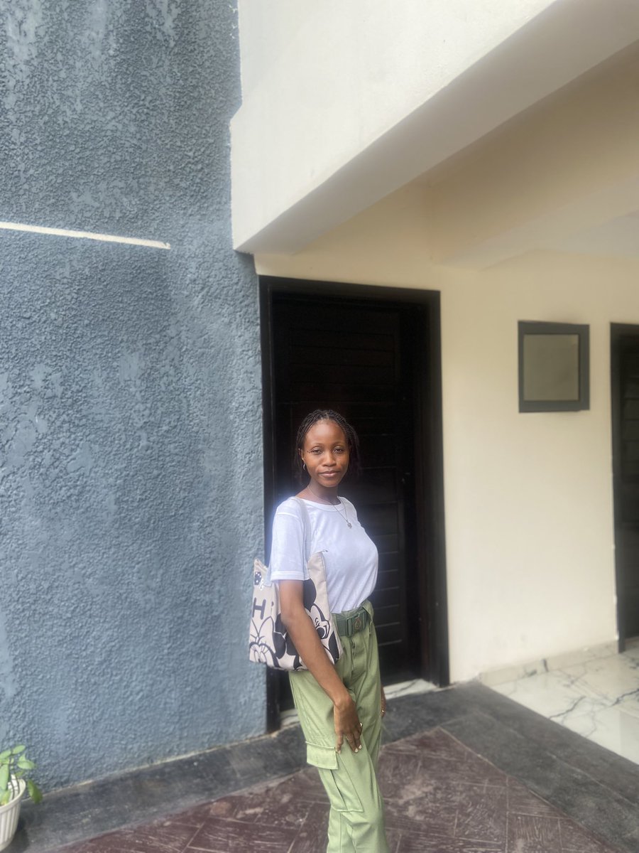 Oluwatunrayo12's tweet photo. Being awhile on here๐คช
Your Lagos Corper is saying โHiโ
This uniform ehnโฆ..๐ฅน
Thank God for another successful clearance๐๐itโs going.
#viral #lagoscorpers #nysc #batchA2 https://t.co/e3a76TDkHu