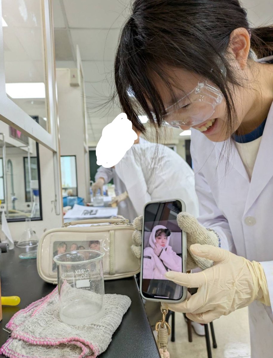 jiaying1229_'s tweet image. me showing the baby mochi Byeongkwan agenda and my A.C.E Changer photocard to the benzoic acid crystallization just because my friend said that BK catches her eyes the most
and we also said a lots of words of affirmations to our crystallization
ultimately it turns out beautiful🥹