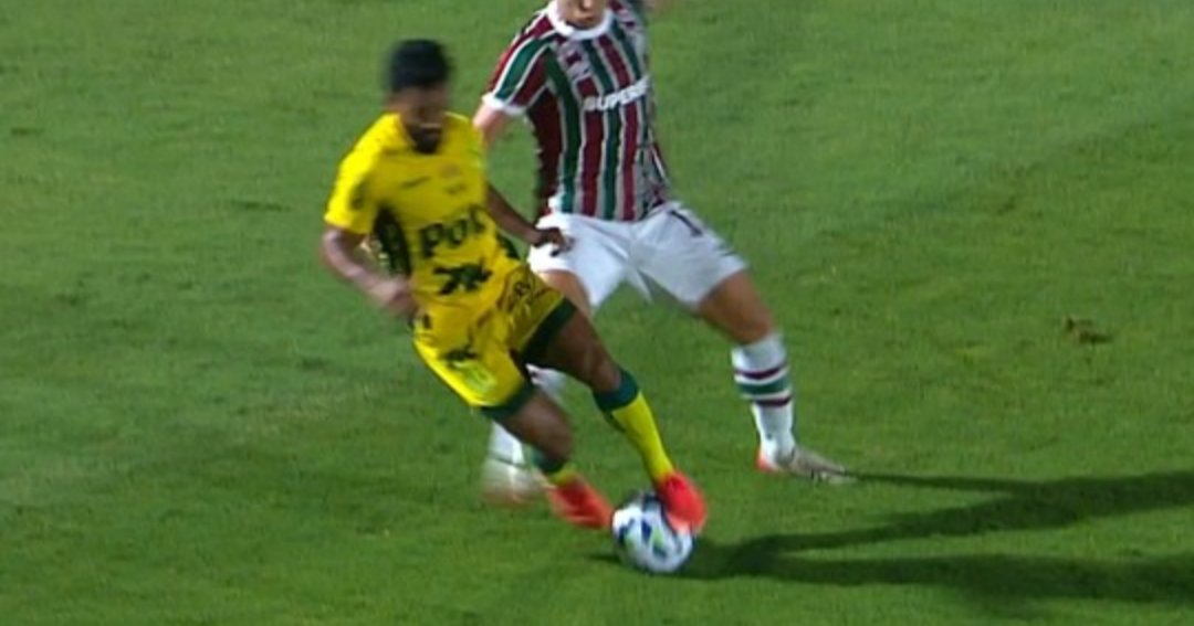 Vaz_2006's tweet photo. @soudoapito antes mesmo do contato do Cannobio o maluco já tropeçou na bola kkkkkkkk https://t.co/gj3kIZS7Q6