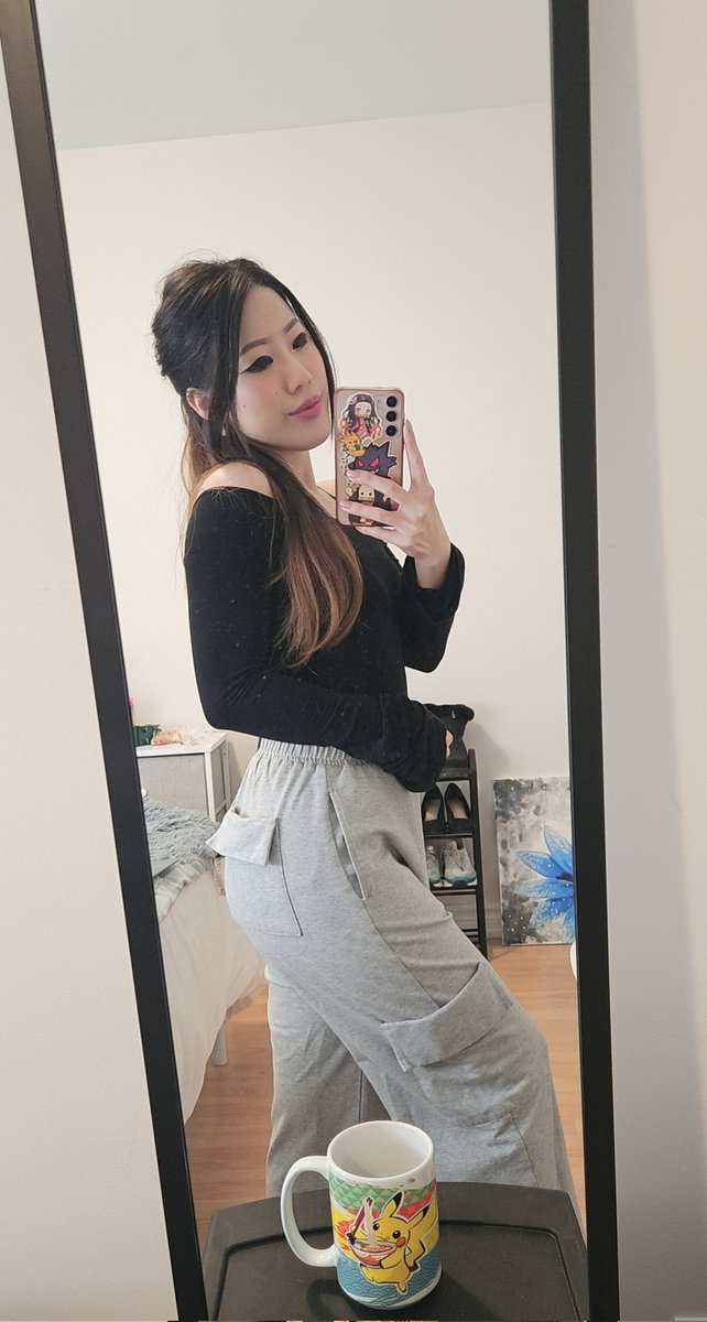 Finally out of the basement room and into a proper bedroom with a window as I enter into my second Fall in Toronto. 
Hasn't been easy but it feels like we're slowly but surely building our way up 🥹🙏