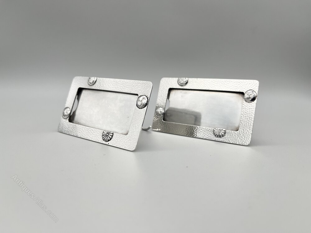 antiques_atlas's tweet photo. Selling on Antiques Atlas we have Pair of Meiji Period #silver Photo Frames, Konoike #Antiques @ilsuttoneri https://t.co/nqiYZd6r5h From Burnell &amp; Rowe @ilsuttoneri  Fab Gift 🎁 #Konoike #meijiperiod #japanesesilver https://t.co/LUlYMQyOxN