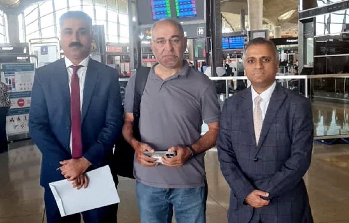 Ziashahidkhan10's tweet image. مجھے لگا پاکستان آکر لوگ مشتاق احمد کی حوصلا افزائی کریں گے مگر ہمارے کچھ کم ظرف لوگ اس کی داڑھی کے پیچھے لگے ہوئے ہیں ، پاکستانیوں کے مطابق جن کی بڑی داڑھی ہوگی وہ دنیا کا بہترین انسان ہوگا ، حالانکہ 
داڑھی سیکھ کی بھی ہوتی ہے 
#mushtaqahmadkhan