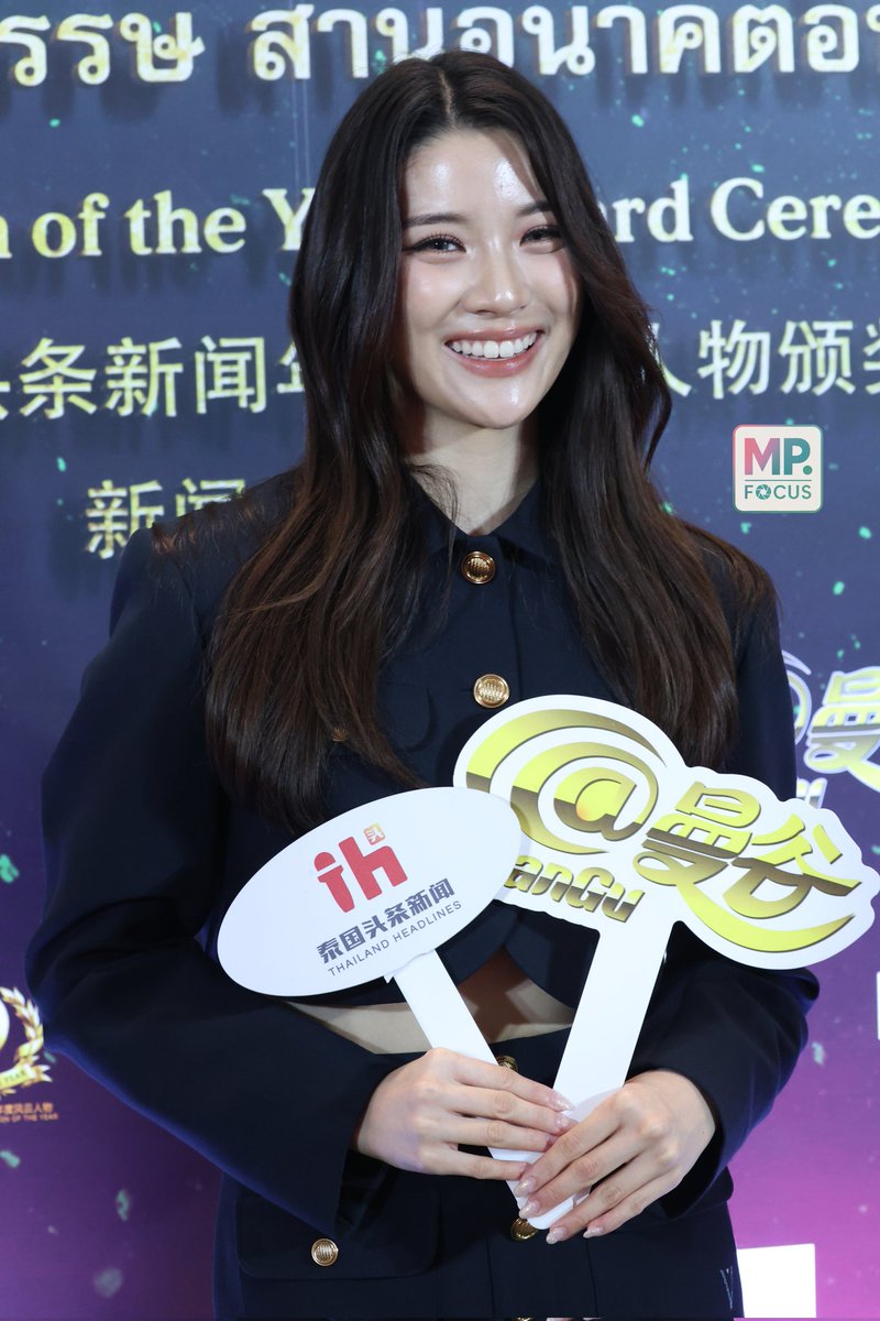 "จินนี่ ณัฐณิชา" ร่วมงานแถลงข่าว 'Thailand Headlines Person Of The Year' ✨️

ฟังคลิปสัมภาษณ์ฉบับเต็มได้ที่
youtu.be/KhcUnNYS22g?si…

GINNY PERSON AW 2025
#GinnyTHHeadlines2025
#ginnynatnicha
#ThailandHeadlines
#2025thailandheadlines