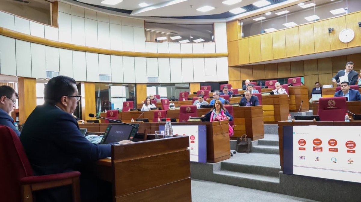 MDSParaguay's tweet photo. Luego de más de tres horas, concluyó la presentación del Mtro. @tadeorojasm en la Comisión Bicameral de Presupuesto. Explicó los detalles de los programas sociales y respondió a varias consultas de los parlamentarios. https://t.co/16Yrl0xPmC