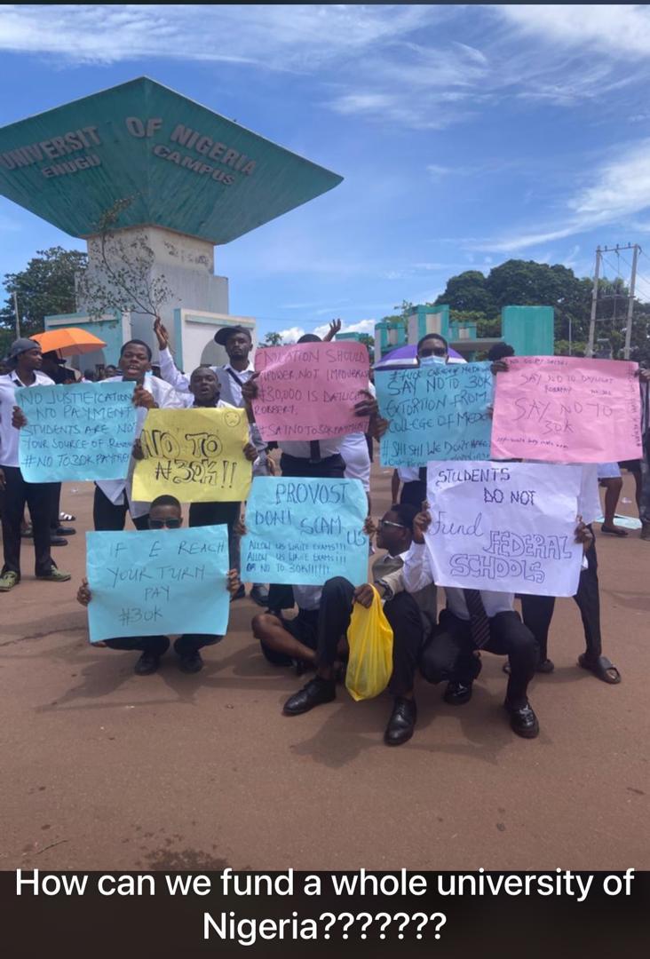 CollegeUnec's tweet image. TODAY, STUDENTS OF UNIVERSITY OF NIGERIA, ENUGU CAMPUS TOOK TO THE STREET TO SPEAK OUT. WE REFUSE TO BE EXTORTED &amp;amp; SUPPRESSED. IN AN ACT OF NON-VIOLENT RESISTANCE, WE HOPE THE MANAGEMENT REVIEWS THEIR POLICIES, THE FLAMES MIGHT GET BIGGER.
#NO30KPAYMENT
#FIRETHEPROVOST