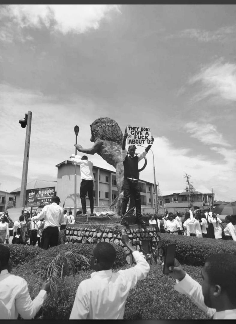 CollegeUnec's tweet image. TODAY, STUDENTS OF UNIVERSITY OF NIGERIA, ENUGU CAMPUS TOOK TO THE STREET TO SPEAK OUT. WE REFUSE TO BE EXTORTED &amp;amp; SUPPRESSED. IN AN ACT OF NON-VIOLENT RESISTANCE, WE HOPE THE MANAGEMENT REVIEWS THEIR POLICIES, THE FLAMES MIGHT GET BIGGER.
#NO30KPAYMENT
#FIRETHEPROVOST