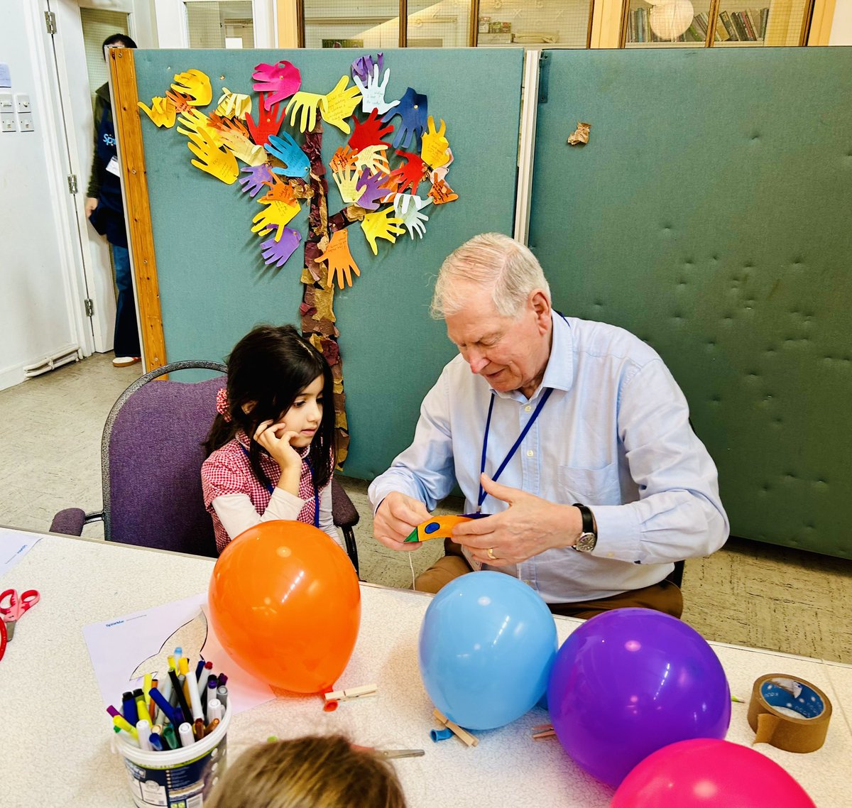 sparkleststeves's tweet image. Space week. Hunting planets and launching balloon rockets...
So much fun! 👨‍🚀🚀
#grandfriends #spaceweek #sparkletogether