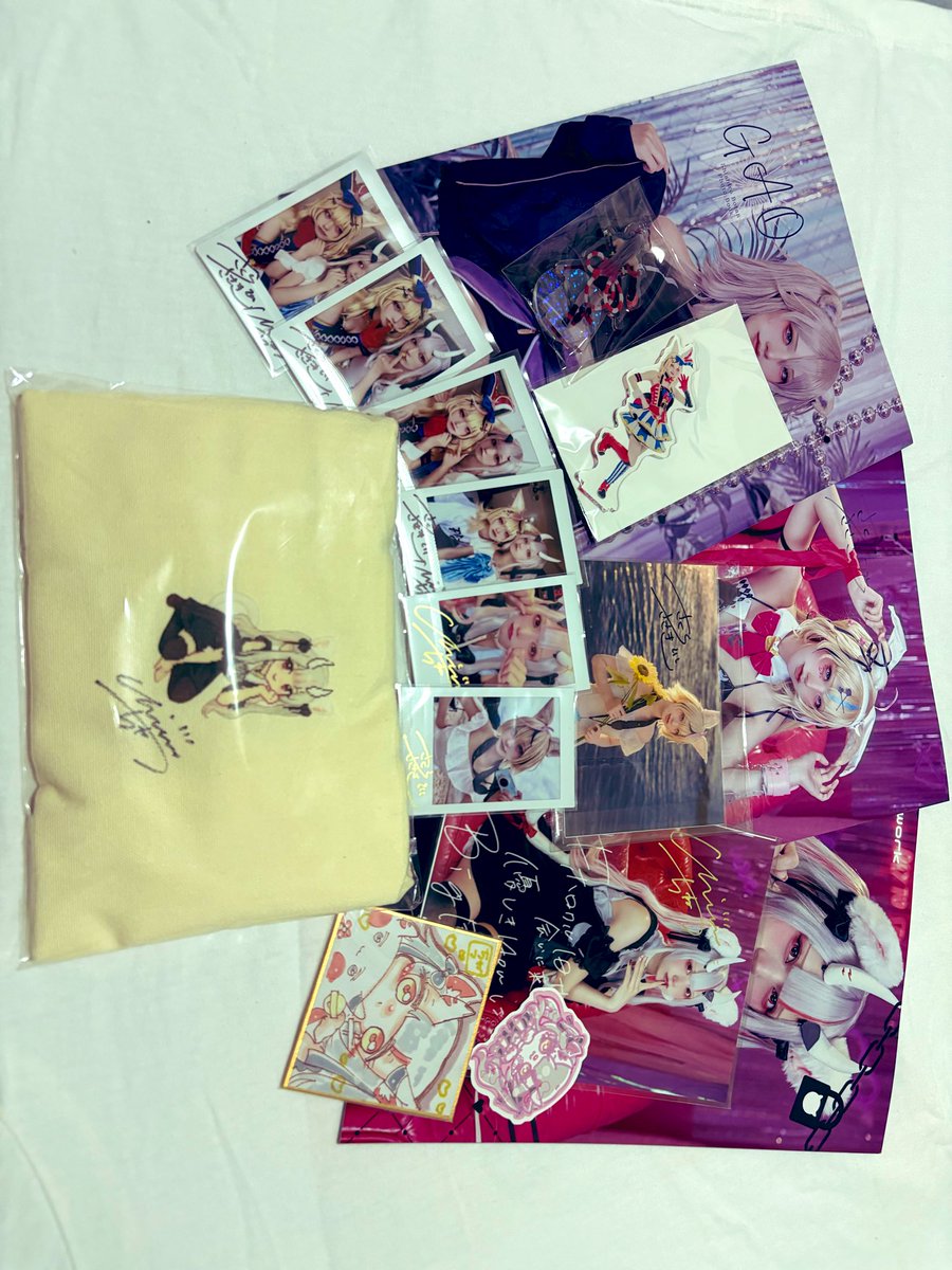 yuto1682906's tweet image. #見ろさくらささき 
#ちね見て
ホロクル10thでの新刊セット！
アクスタも買えたから大満足だし写真集まじ最高すぎた！
2人の表情可愛いすぎた✨ ✨
差し入れも渡せて良かった！！