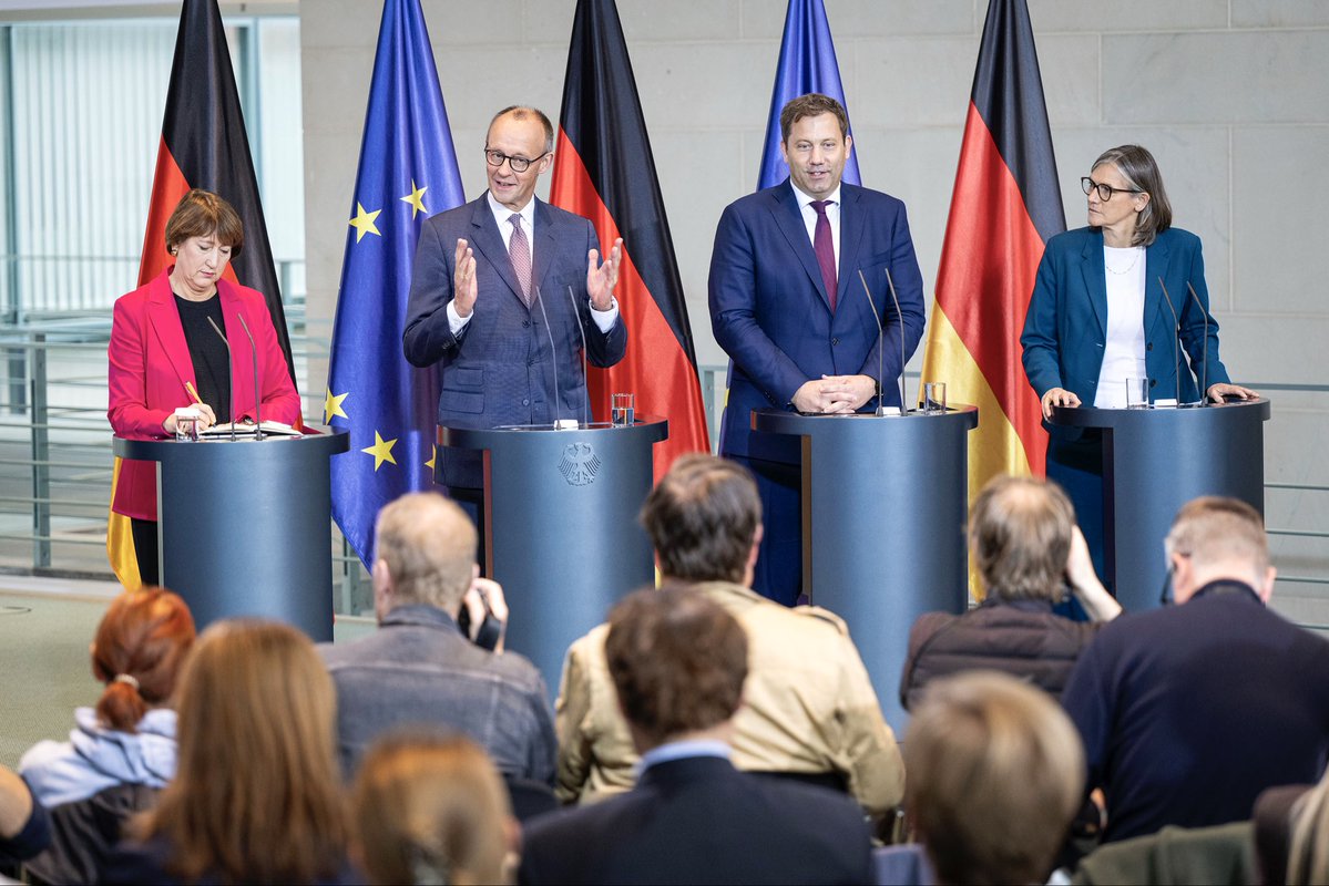 bundeskanzler's tweet image. Die Automobilindustrie ist eine Schlüsselbranche für Wohlstand und Arbeitsplätze. Den harten Schnitt 2035 darf es nicht geben. Es braucht gute Rahmenbedingungen, flexible Regularien und Technologieoffenheit. Unser Ziel ist eine wettbewerbsfähige, starke Industrie in Deutschland.