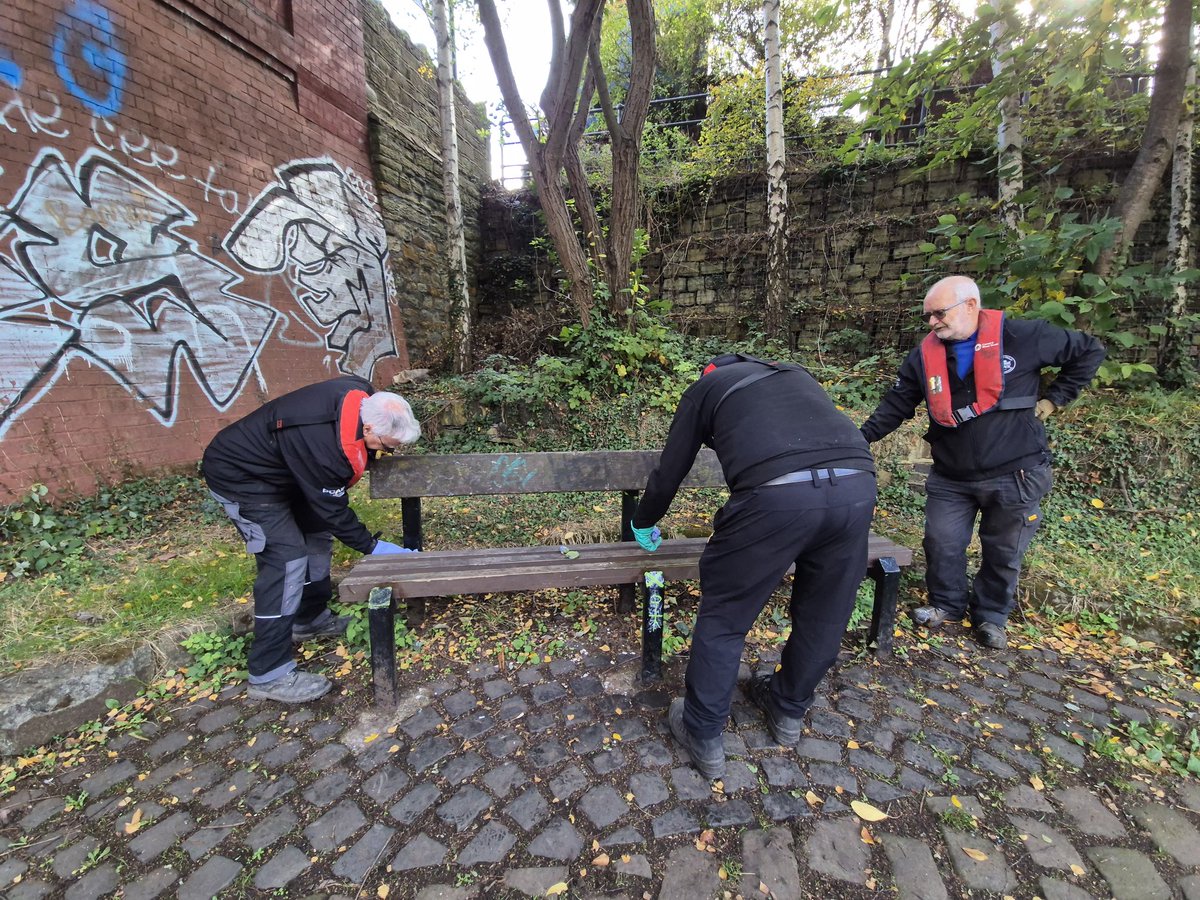 Busy day for workboat 'Hawk' attending to totem post signage, removing graffiti, 'taking the weight off' an overhanging tree, clearing the view of the historic aqueduct sign and collecting various debris. <a href="/CanalRiverTrust/">Canal & River Trust</a> <a href="/CRTYorkshireNE/">Canal & River Trust - Yorkshire & North East</a> #hawktheworkboat #volunteerbywater