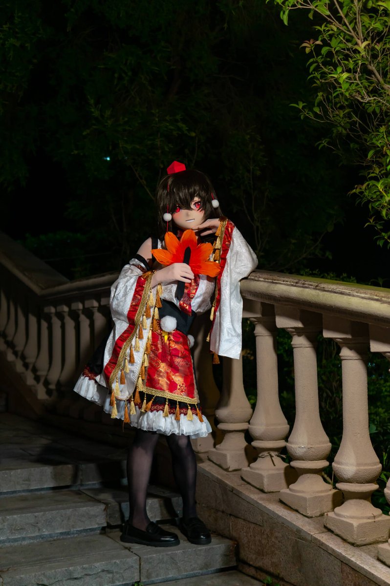 ii_YJin_x's tweet image. 抓住天狗日的尾巴悄悄发一下~
午夜的山里有吃小孩的妖怪？怎么可能，只是想找你要合照的记者小姐啦！
--------------------------------------------
摄影&amp;amp;后期：@Kagura_Sumika
出镜：原Po
#10月9日は天狗の日 #kigurumi #東方Project #射命丸文 #着ぐるみ