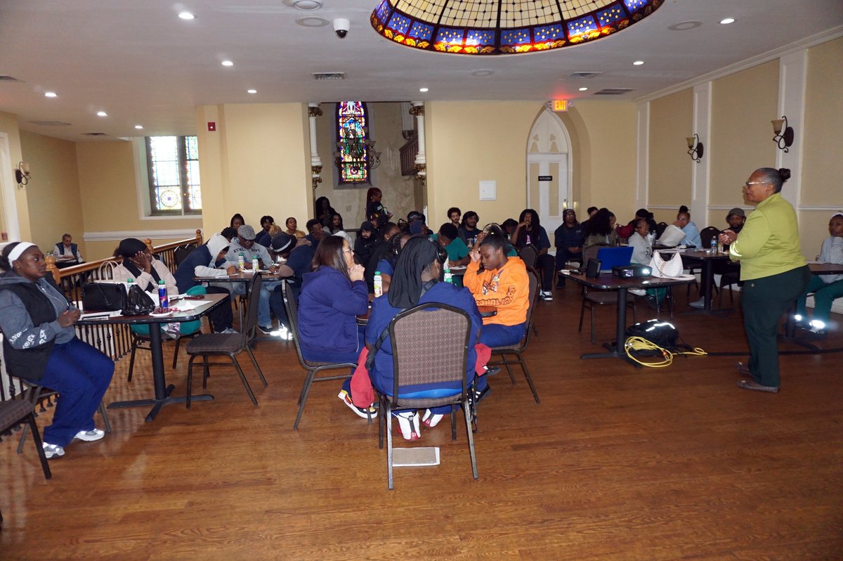 NewCommunityTec's tweet photo. Today, all of our students participated in a money management workshop. Crystal Moon-Boulware of @ColumbiaBank led the workshop, providing very useful information. We thank her for her time.
#newark #newarknj #financialeducation #moneymanagement #education #HigherEducation https://t.co/R38mFJR5g5