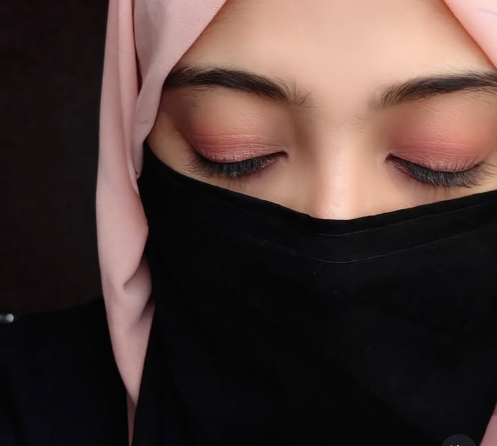 گرﺩﻥ جھکا کر پھر ﺩیکھتے ﮨﯿﮟ ﺗﺼﻮیر یار
ﺗﻘﺎضہ ﻋﺸﻖ ﮨﮯ تیرا ﺩیداﺭ بھی ﺍﺩﺏ سے ہو 
#اردو_زبان