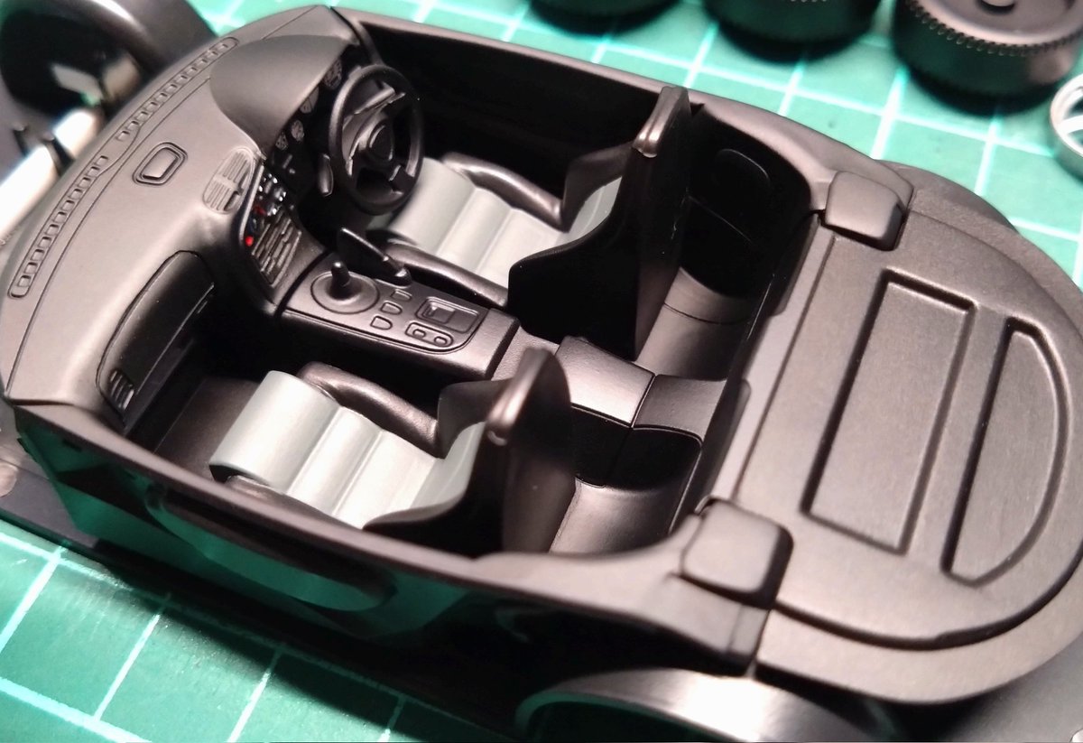 RX-7製作の続き。楽しない楽プラ。メーター類は全て切抜き。ボタン類は筆塗り、他マスキングにて塗分けしました。
#1m132 #楽プラ