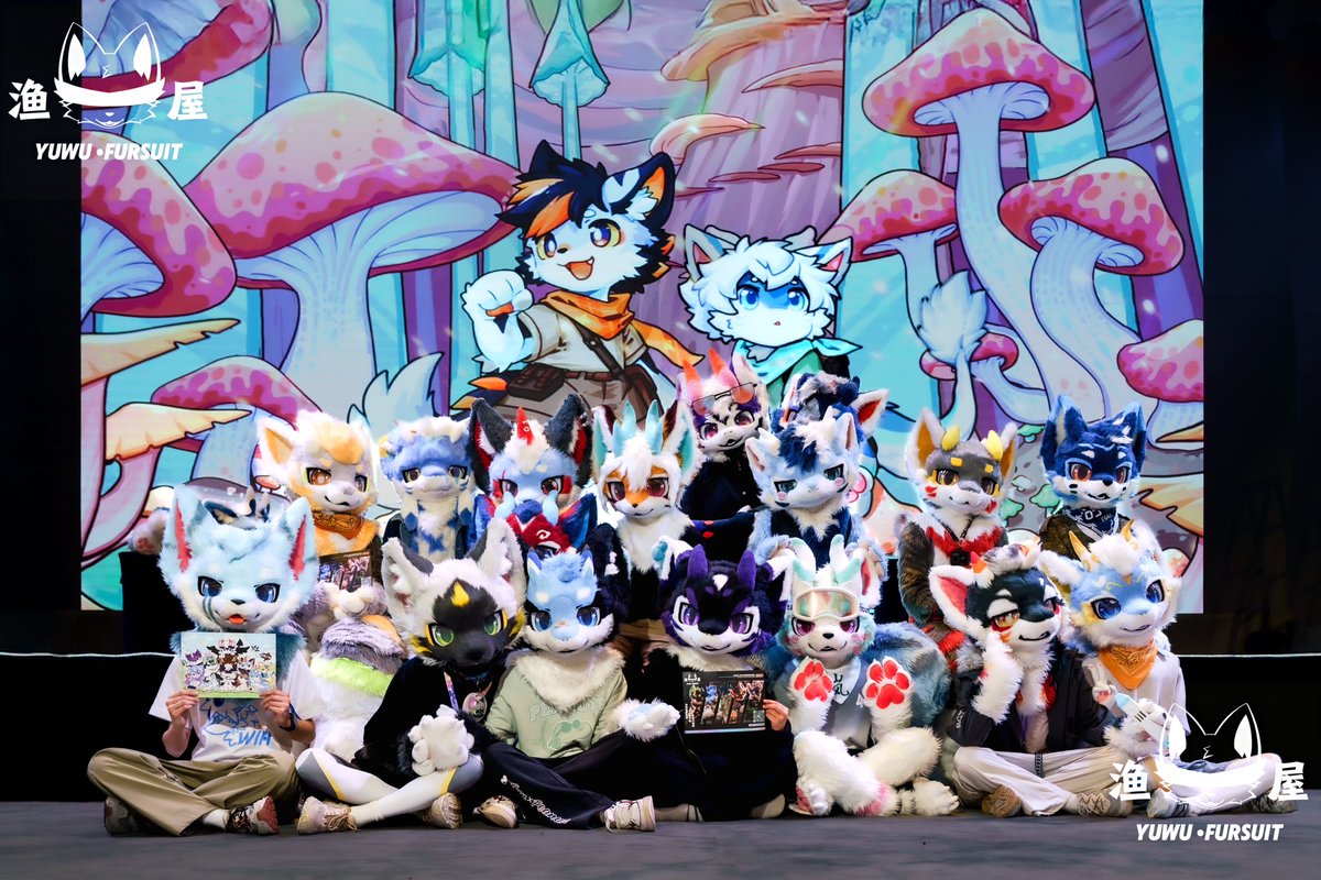 Family photo! A very happy gathering🥰🥰
📷：<a href="/MeocTuT/">夜喵喵喵🔜重生兽聚</a> 谢谢夜喵！
#渔屋Fursuit #fursuit #FursuitsEveryday #FursuitFriday