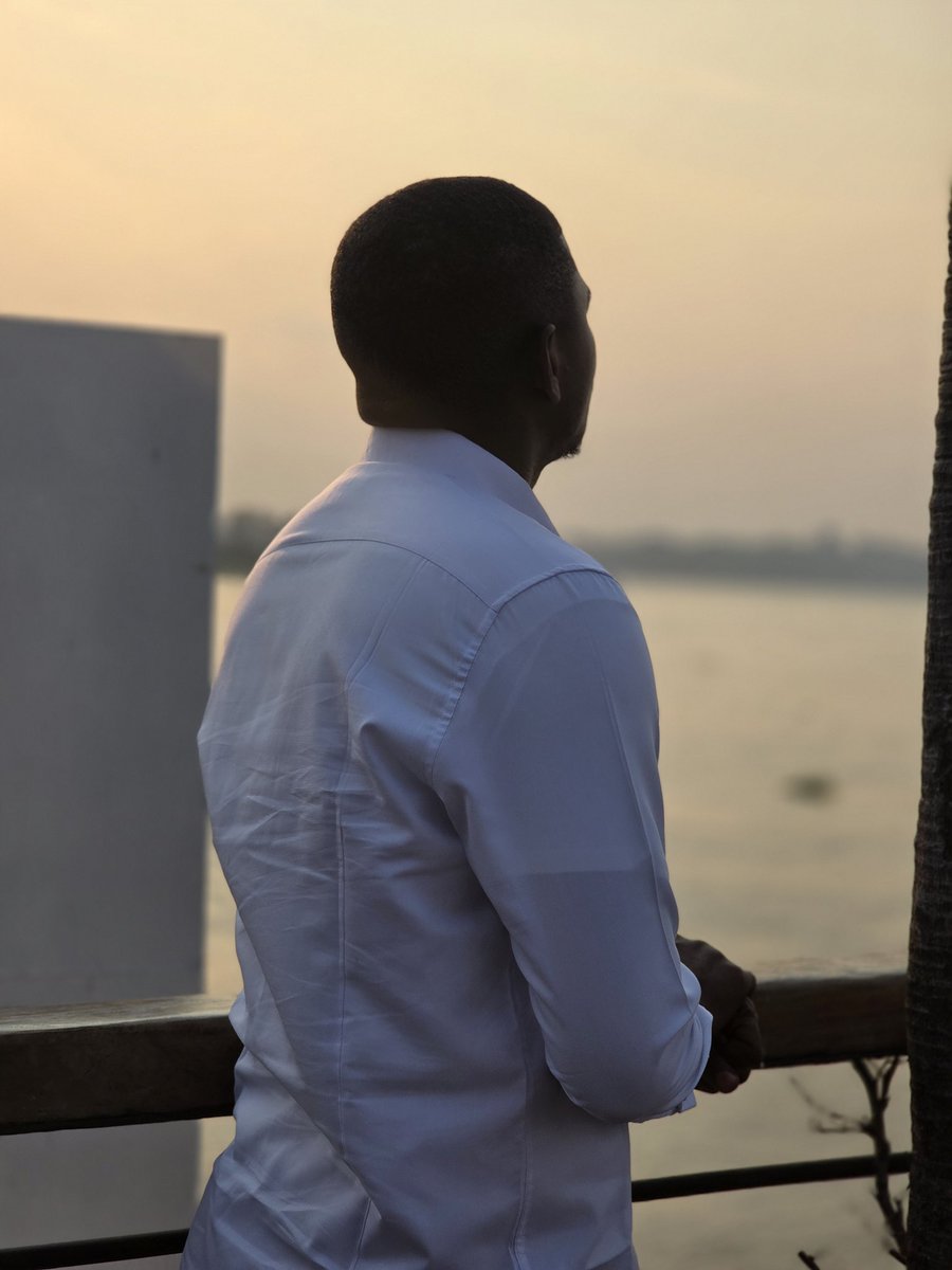 La #RDC est sans boussole, tantôt offensive,tantôt les négociations, et aujourd'hui, F. TSHISEKEDI tend la main à P. Kagame. L'incohérence a atteint son paroxysme.

Tendre la main à Kagame, de l'autre côté refuser le dialogue et condamner à mort KABILA, c'est un acte anti-patrie.