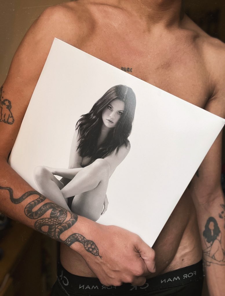 sameoldluccas's tweet image. dez anos desde que aprendi que crescer também é se despir do que não cabe mais. o recomeço às vezes dói, às vezes liberta, mas sempre transforma. 🖤 #10YearsOfRevival