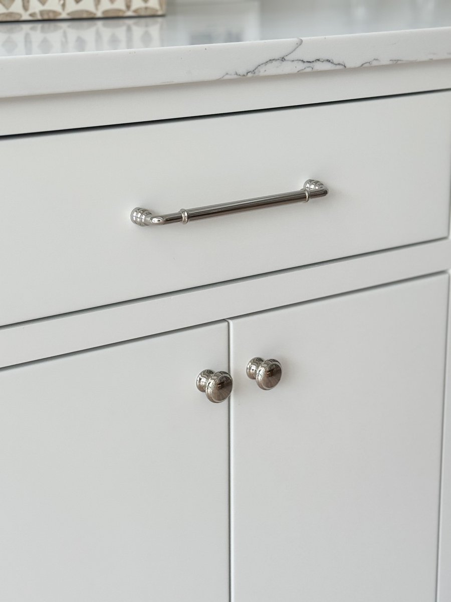 TopKnobs's tweet image. For her new home, the Fashionable Hostess set out to create an oasis tailored for effortless entertaining. 

This design features crisp white cabinetry, an oversized center island, classic white subway tile and Top Knobs hardware in Polished Chrome for a sleek finishing touch.