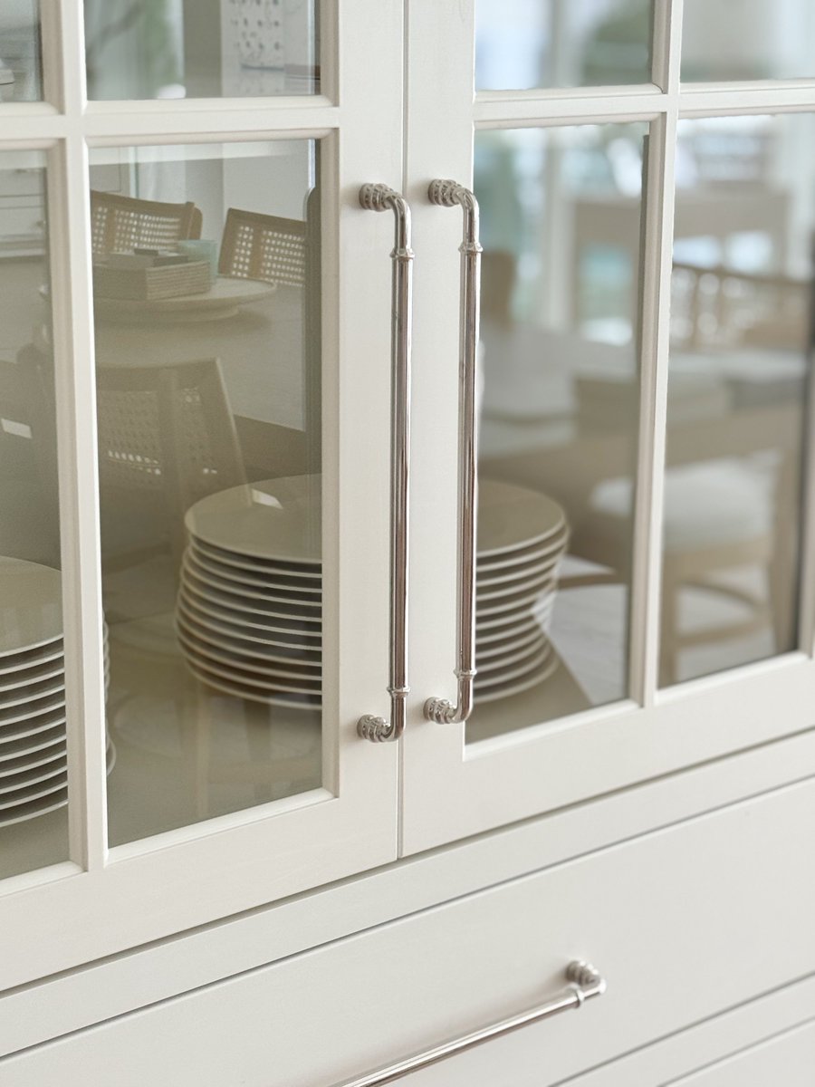 TopKnobs's tweet image. For her new home, the Fashionable Hostess set out to create an oasis tailored for effortless entertaining. 

This design features crisp white cabinetry, an oversized center island, classic white subway tile and Top Knobs hardware in Polished Chrome for a sleek finishing touch.