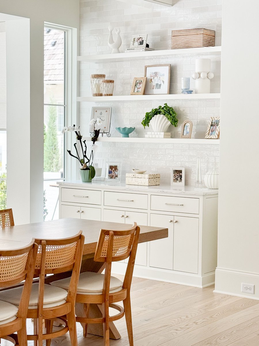 TopKnobs's tweet image. For her new home, the Fashionable Hostess set out to create an oasis tailored for effortless entertaining. 

This design features crisp white cabinetry, an oversized center island, classic white subway tile and Top Knobs hardware in Polished Chrome for a sleek finishing touch.