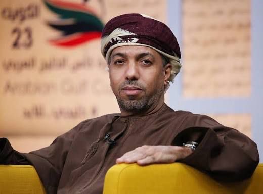 من “سامبا الخليج” إلى “آزوري عُمان”..
كيروش يُعيد رسم هوية الأحمر..

المنتخب الوطني العُماني، الذي لطالما عُرف بلمساته الساحرة واستعراضه المهاري الجميل — لقب بـ”سامبا الخليج” لسبب واضح: مهارات لاعبيه، وروحهم الهجومية التي تشبه البرازيل.

لكن تحت قيادة المخضرم كارلوس كيروش، تحوّل