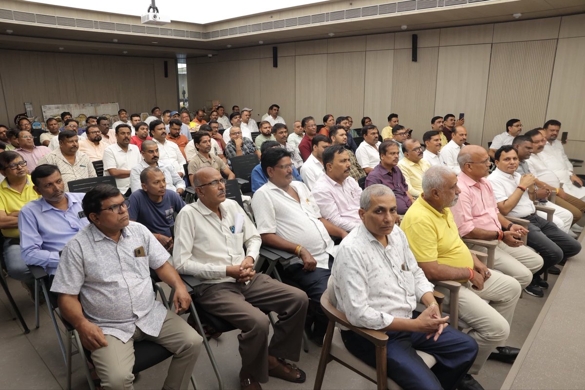 CRPaatil's tweet image. आज सूरत में बिहार समाज के सम्मानित अग्रणियों के साथ आगामी बिहार चुनावों की तैयारियों पर सार्थक चर्चा की।