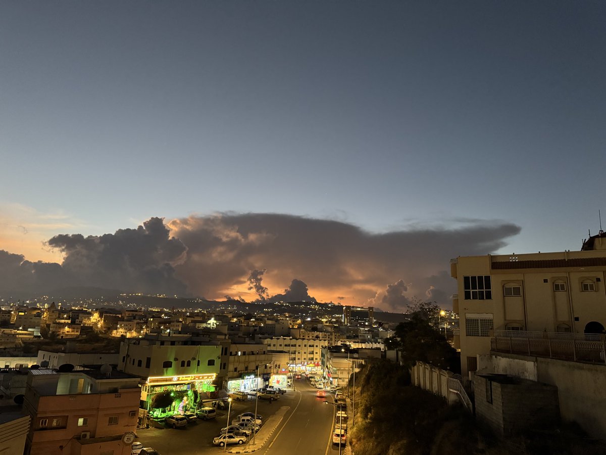 أجواء غرب مدينة #ابها مغرب هذا اليوم الخميس والان بها بروق سبحان الخالق العظيم #اكسبلورexplore #هيئة_تطوير_عسير #عسير #قيم_وشيم #ابها_خميس_مشيط #رجال_ألمع