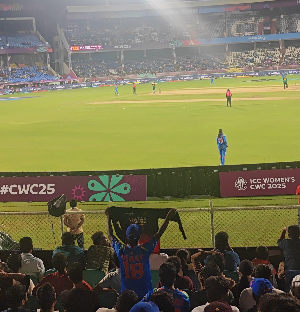 mufaddal_vohra's tweet image. Virat Kohli and RCB fan at the Women’s World Cup.