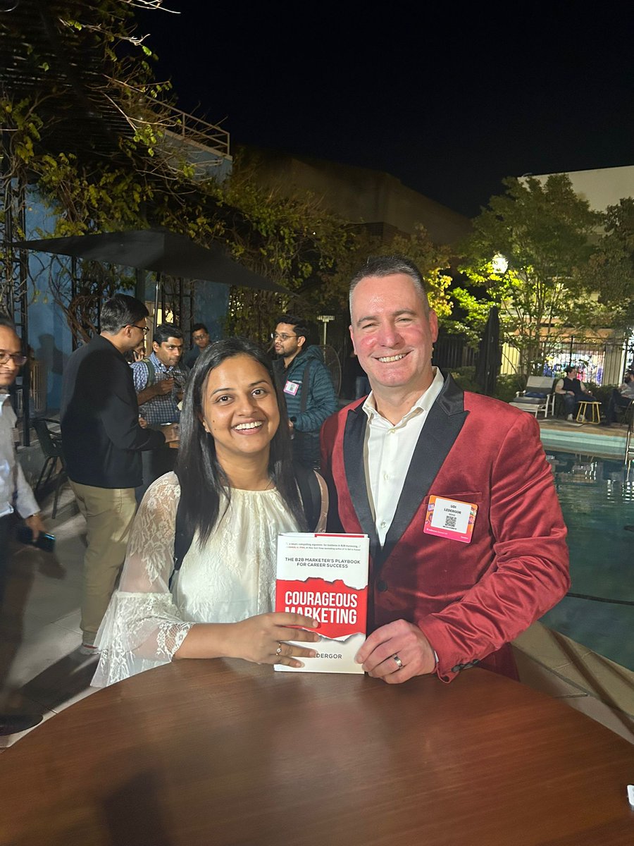 91_ninjas's tweet image. Who better to start our #NinjaNotes from #Caravan25 than @ledergor? His Courageous Marketing session was pure gold on standing out in B2B. Big thanks for the insights — and the signed book for our founder.

#91NinjasAtCaravan #B2BMarketing