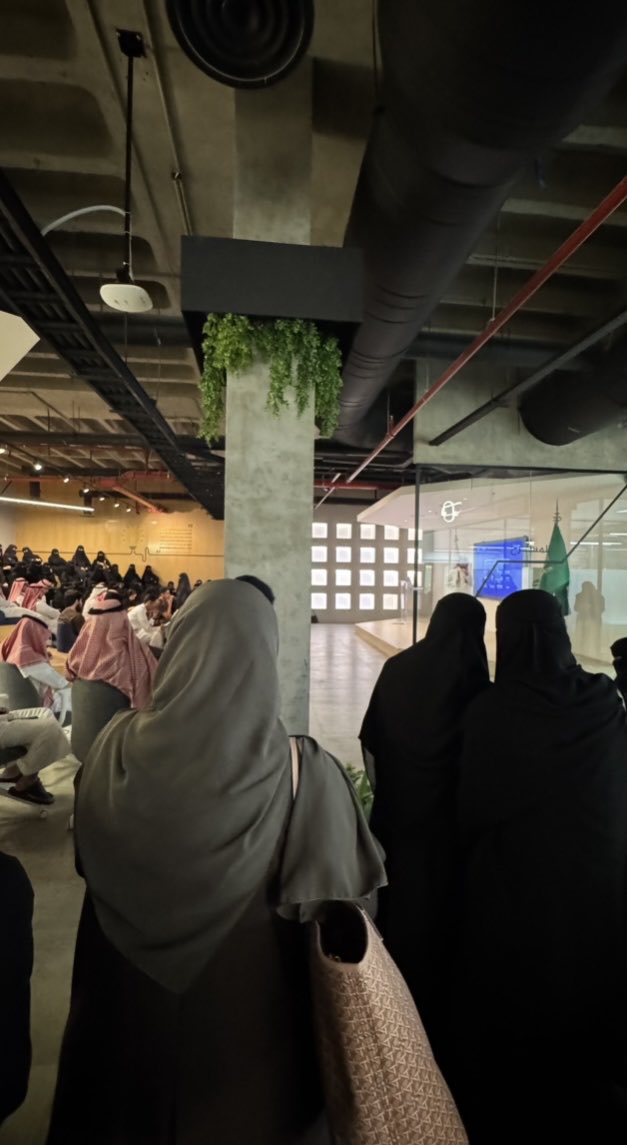 danaalth_1's tweet image. حضرت محاضرة تعريفية عن هاكاثون الصناعة، وكنت متحمسة له من البداية، والحمد لله سجلت فيه 💪🏻✨
#SIDF