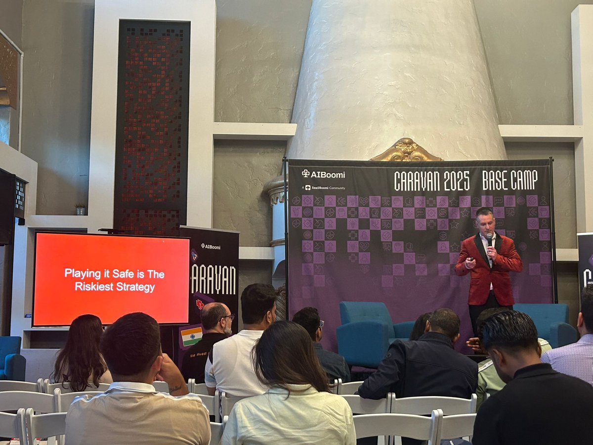 91_ninjas's tweet image. Who better to start our #NinjaNotes from #Caravan25 than @ledergor? His Courageous Marketing session was pure gold on standing out in B2B. Big thanks for the insights — and the signed book for our founder.

#91NinjasAtCaravan #B2BMarketing