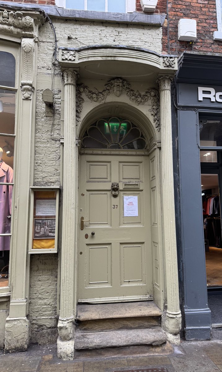 Springborn21's tweet image. So many York doors to choose from, but the letter box in this one intrigues me. Why top right? More comfortable for postman or easier collection from inside somehow?
#AdoorableThursday