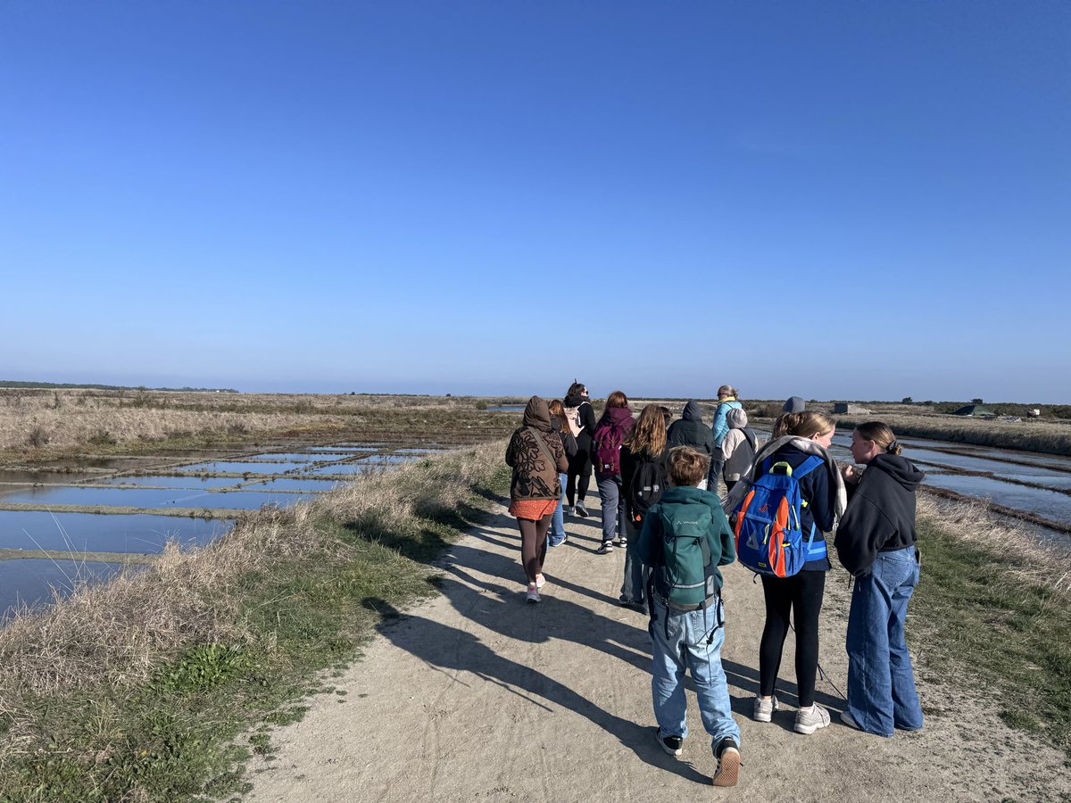 be_erasmus's tweet image. Den heutigen Donnerstag haben wir genutzt, um die Insel Rê zu besuchen. Gemeinsam mit unseren Partnerschülern lernten wir viel über Salzgewinnung, Küstenschutz, Flora &amp;amp; Fauna und die Bedeutung der Insel im historischen Kontext. #Grundschule_Klosterfelde #be_erasmus #ErasmusPlus