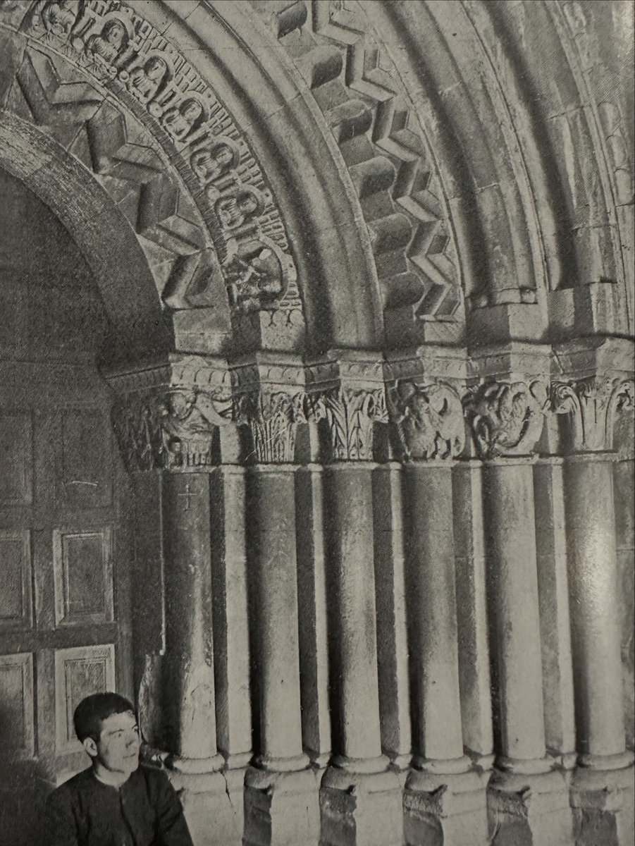 Sigo recopilando fotografías antiguas de nuestro románico palentino. 

Esta fotografía fue tomada en 1939 en la portada De la Iglesia de San Cornelio y San Cipriano de Revilla de Santullán. 

El esplendor de su portada queda patente en esta instantánea.