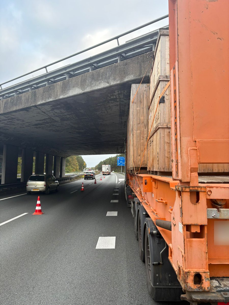 Vrachtwagen vast onder viaduct op A4