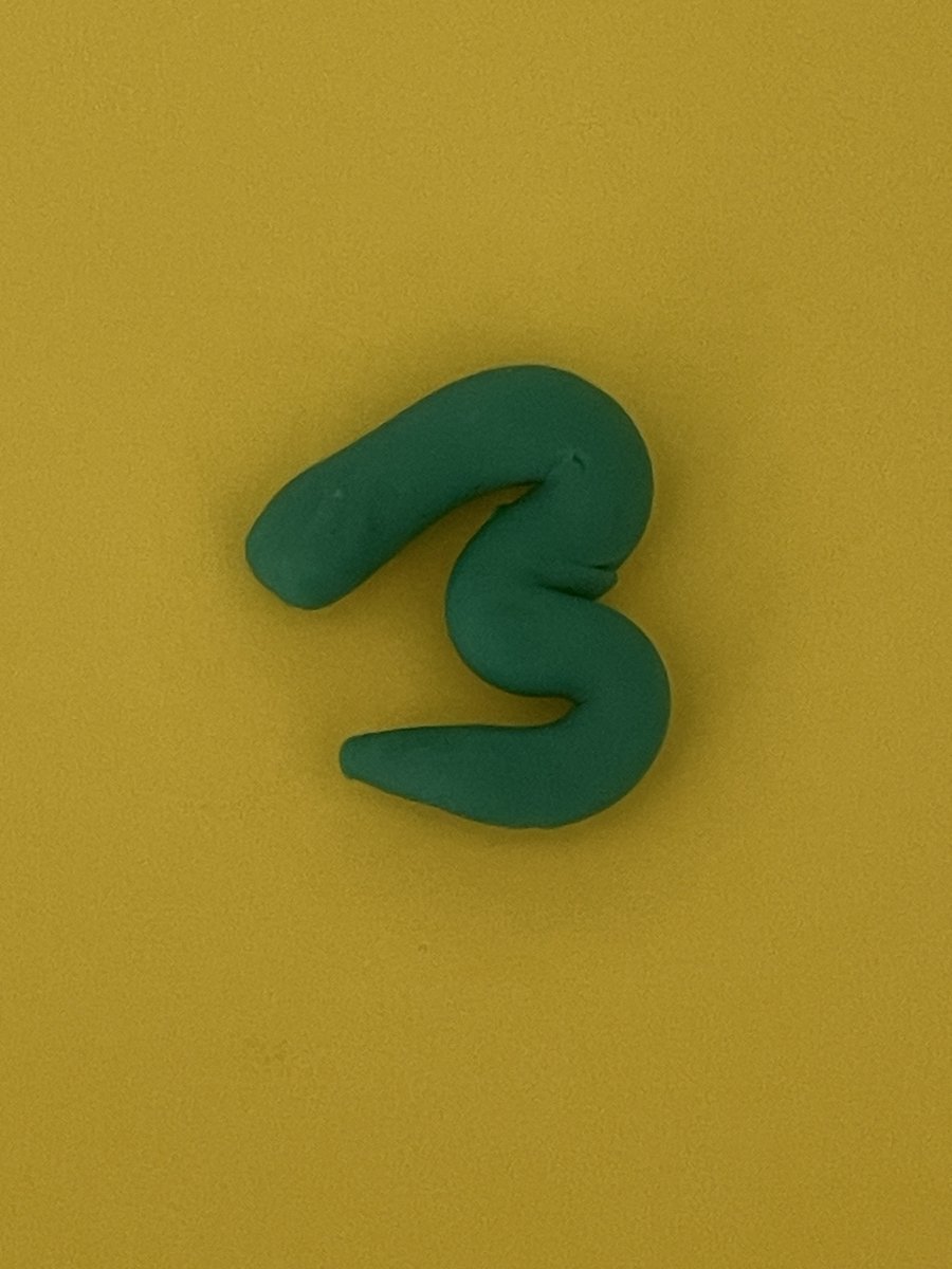 Una niña, al hacer un 3, se da cuenta que si lo gira también ha hecho una M. Me mira con los ojos muy abiertos y una sonrisa.
—¡Es maravilloso!
Dejamos de ser felices cuando perdemos la capacidad de sorpréndenos.