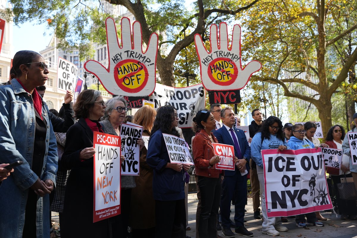 NYCComptroller's tweet image. Now is the time to meet Trump&apos;s tyranny and violent takeover of cities in the tradition of nonviolent protest.

Through court watching, through peaceful resistance, through building an inclusive democracy—we will stand up for our neighbors and our values. #HandsOffNYC