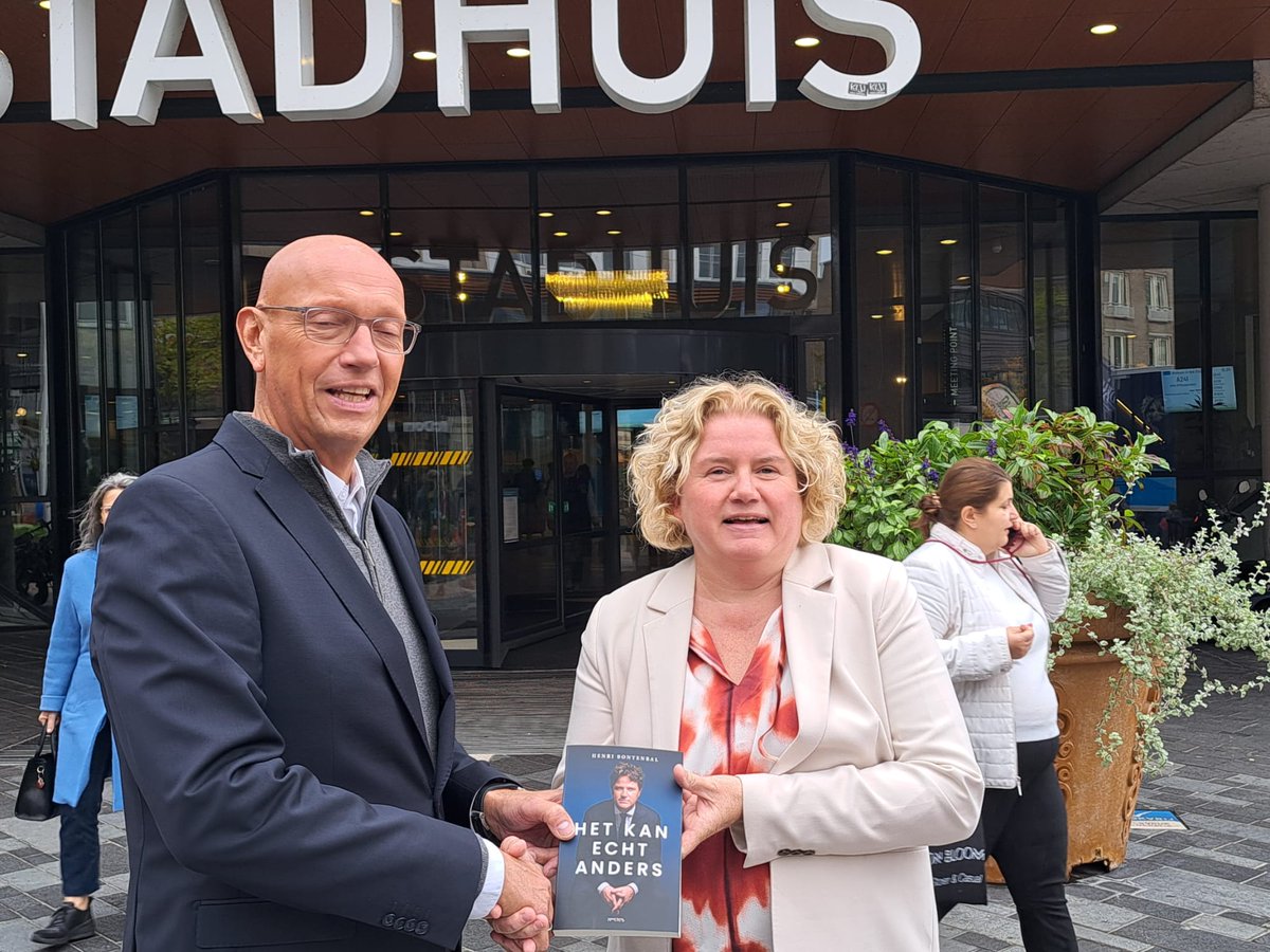 CDAAlmere's tweet image. Robbert van Woerden (fractie CDA Almere) en Willemien Wever (Kandidaat Tweede kamer (#CDA ) brachten een werkbezoek aan Remco Gemmeke (#VBA) en René Smit (#Sbba) over verbetering #bedrijventerreinen. Remco ontving na afloop het boek van
@HenriBontenbal : 'Het kan echt anders.'
