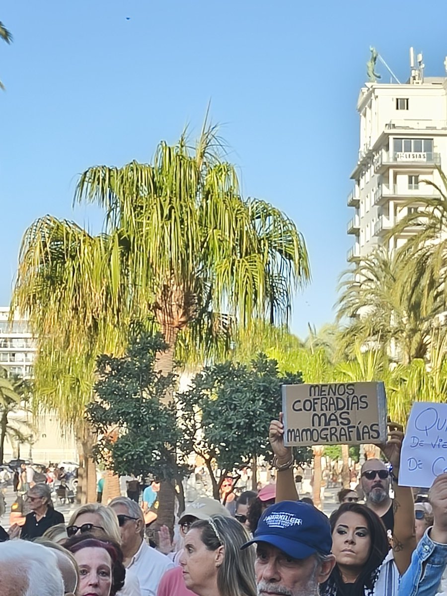 FonsiLoaiza's tweet photo. Manifestación hoy en Cádiz por el escándalo del fallo en el cribado del cáncer de mama de la Junta de Juanma Moreno del PP: "Menos cofradías, más mamografías". https://t.co/Nnz94he82l