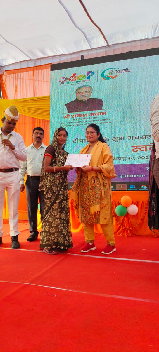 राजकीय इंटर कॉलेज मैदान सीतापुर में यू0पी0 इंटरनेशनल ट्रेड शो स्वदेशी मेला 2025 का शुभारम्भ मा0 मंत्रीगणों द्वारा दीप प्रज्वलन कर किया गया। मेले में 50 स्टॉलों पर जनपद के स्वदेशी उत्पाद प्रदर्शित हुए। अधिकारियों ने स्वदेशी अपनाने व स्थानीय उत्पादों को बढ़ावा देने का आह्वान किया।