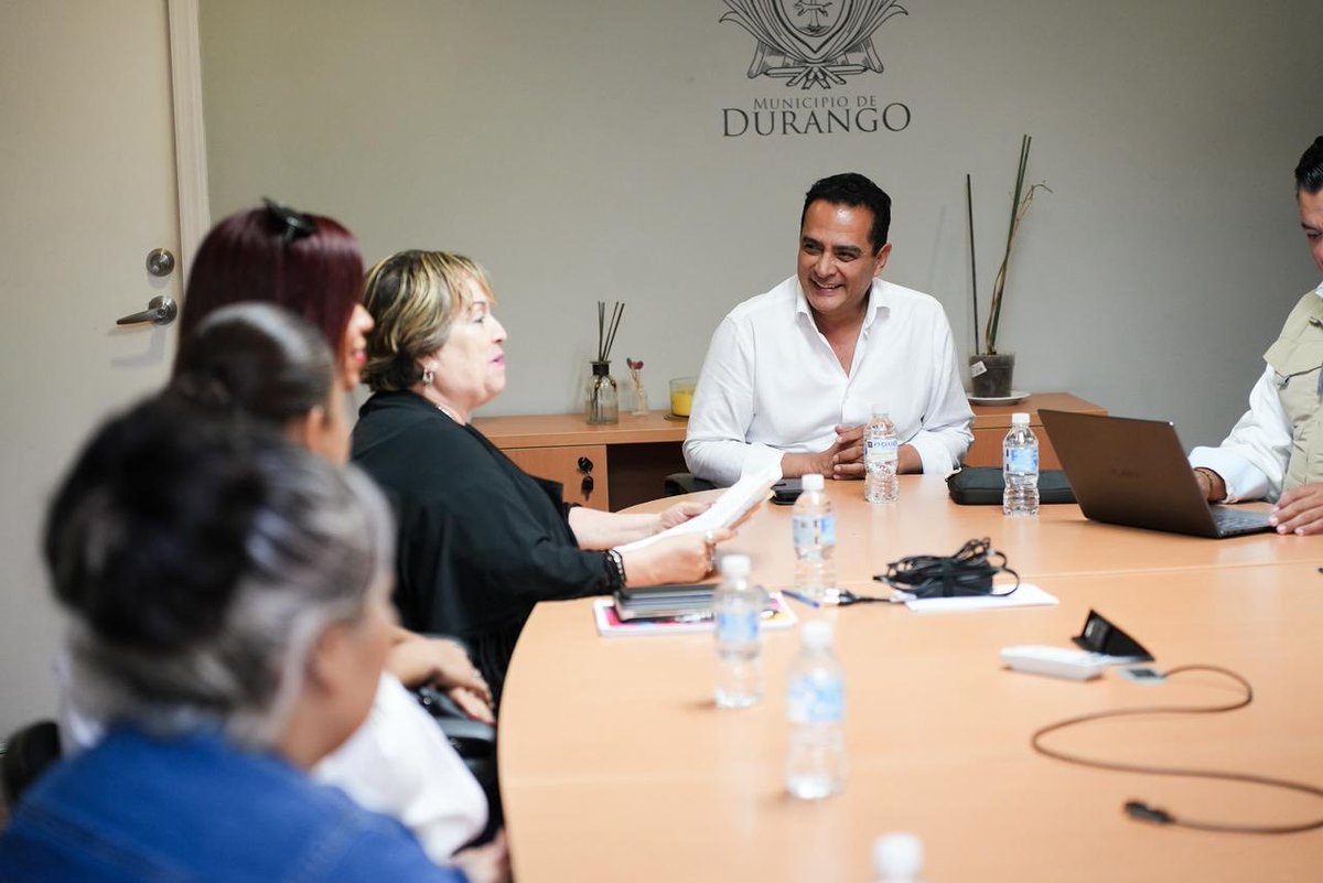 josejoseantonio's tweet image. ¡Escuchar para resolver, es el camino! 🤝🏼✨
De puertas abiertas, atendemos a quienes hacen grande a Durango, nuestra casa.
A cada historia, propuesta y necesidad de la gran familia, damos soluciones reales. 🤲🏼
#DurangoEsElCamino 🐺