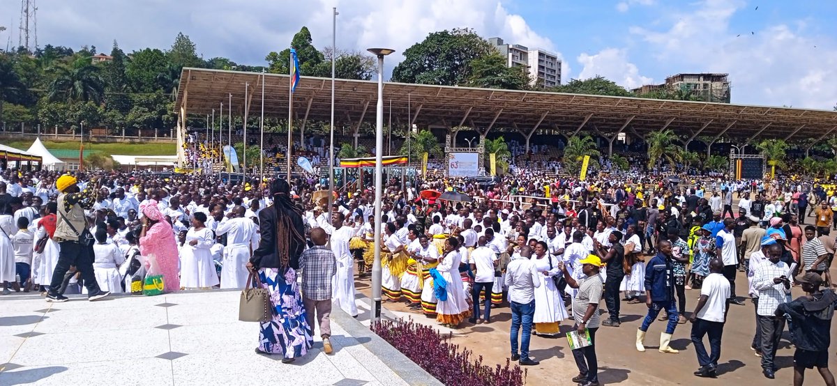 Bonne fête de l'indépendance à l'Ouganda. Honnoré d'avoir pris part aux cérémonies du 63 ème anniversaire présidées par S. E. le Président Y. K. MUSEVINI.
<a href="/lemafriq/">LemAfriQ</a> <a href="/Afroarabyouth/">Afro Arab Youth Council</a> <a href="/OgboyaPaul22730/">Paul OGBOYA</a> <a href="/psenio22/">Jean-Arsène Yao</a>