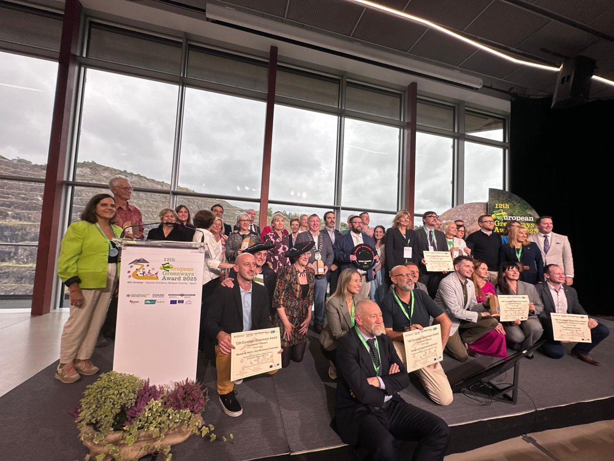MueveBizkaia's tweet photo. 🏆 Bizkaiko Burdinmendien Bide Berdea saritu dute European Greenways Awards sarietan, paisaia, kultura eta mugikortasun jasangarria integratzeagatik. Historia eta garapena lotzen dituen espazioa, etorkizun arduratsua sustatuz.
#EuropeanGreenwaysAwards #Burdinmendi #BideBerdea #MugikortasunJasangarria @viasverdes-ffe.bsky.social