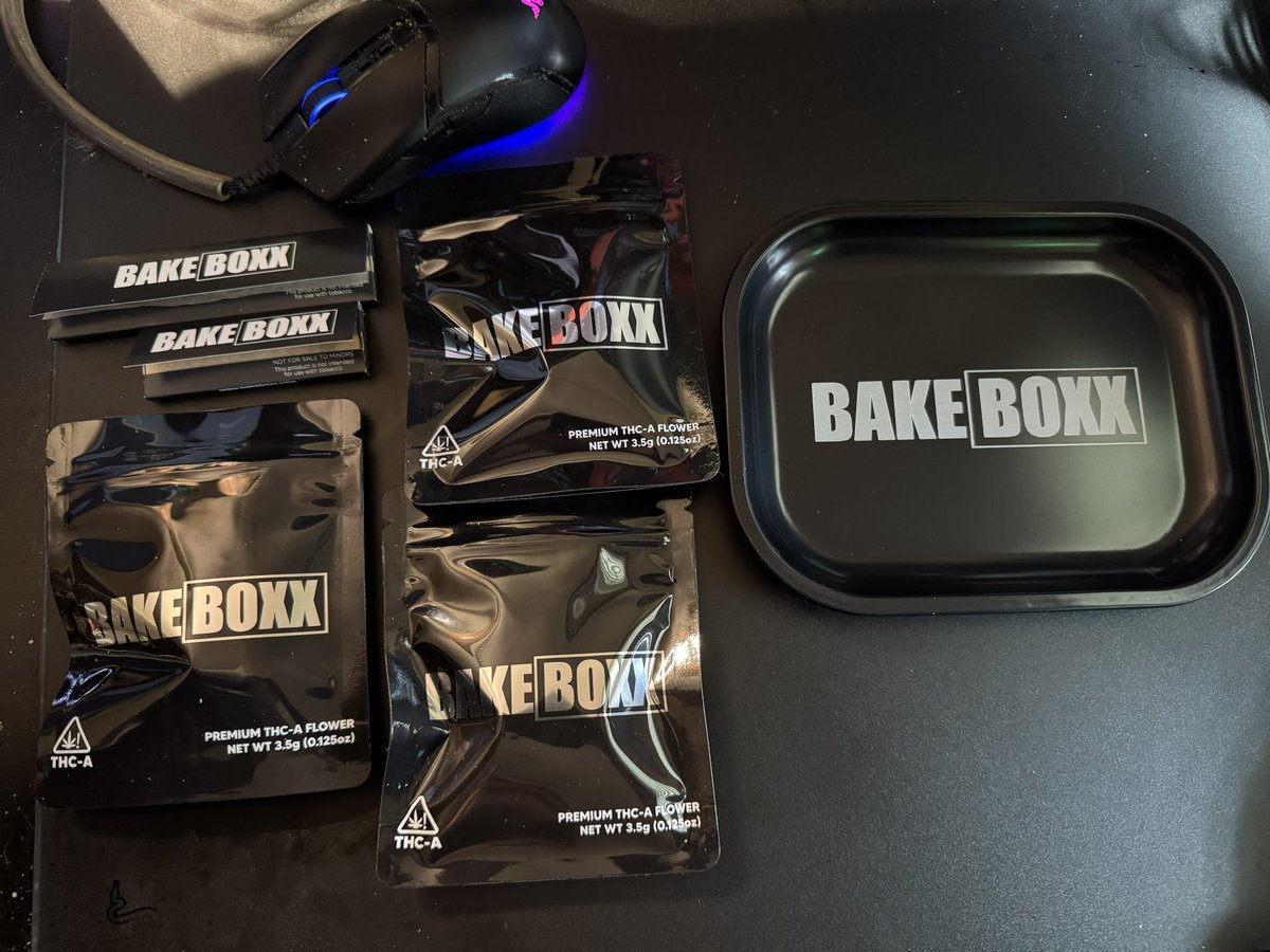 Just got in some <a href="/Bake_Boxx/">BakeBoxx</a> 

Got acouple different strains to try. Will do a review alittle later on. 

The extras are awesome. Some rollin papers and a rollin tray. A+++