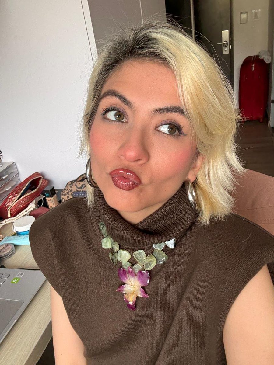 WonderMafe's tweet image. el resumen de estos meses: hacer duckface y usar cosas cafés